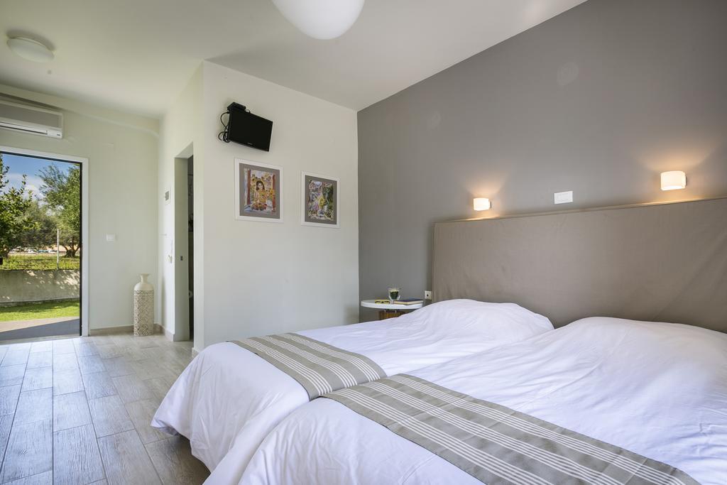 Olive Grove Studios & Apartments 스보로나타 외부 사진